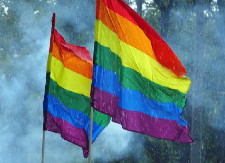 Regenbogenflaggen im Regen als Symbol für die LGBTQ+-Community
